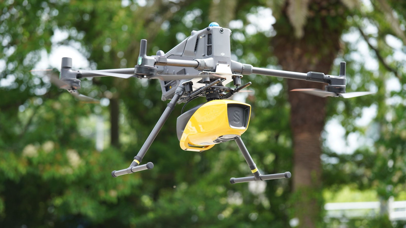 グリーンレーザー計測機YellowScan Navigatorを搭載して飛行するUAV