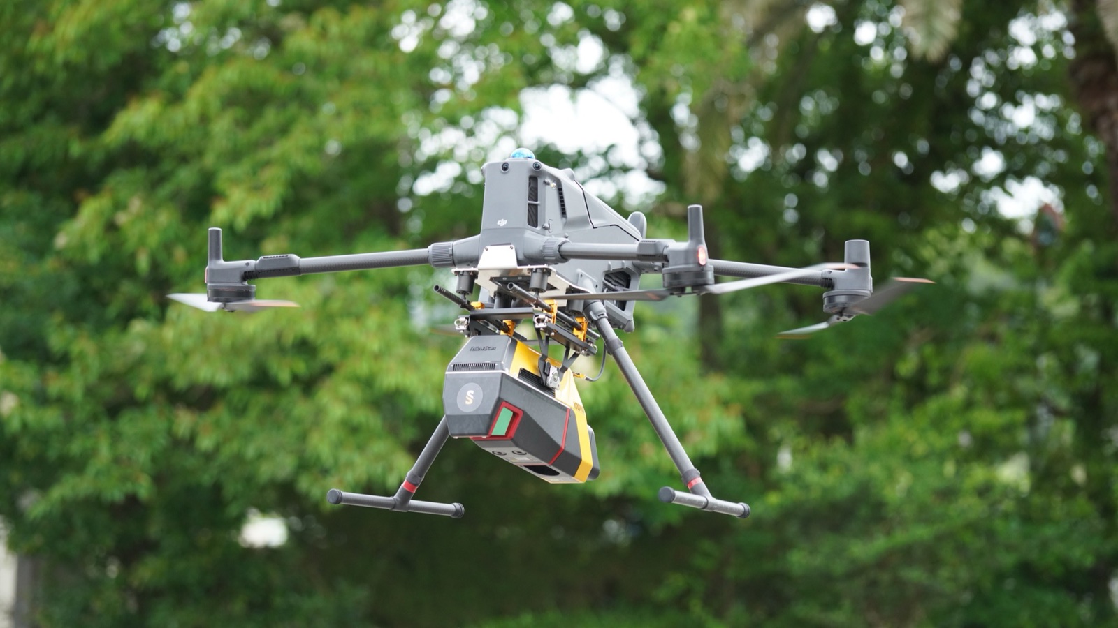 レーザースキャナーを搭載して飛行するUAV